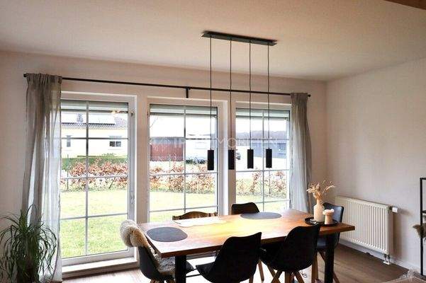 Essbereich mit Blick in den Garten