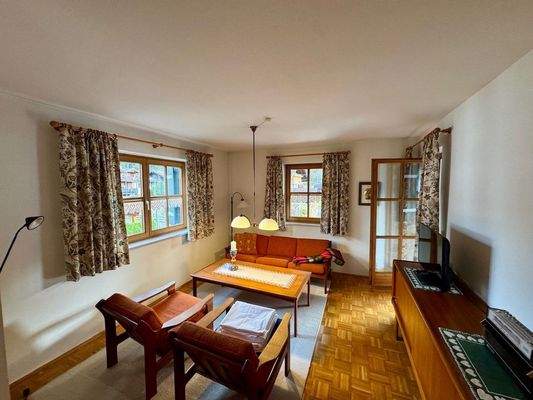 Schöner Wohnbereich mit Zugang zum Balkon