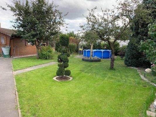 Garten mit Obstbäumen