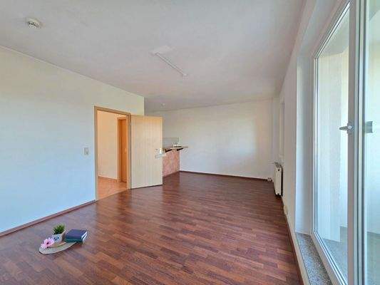 Wohnzimmer mit offener Küche