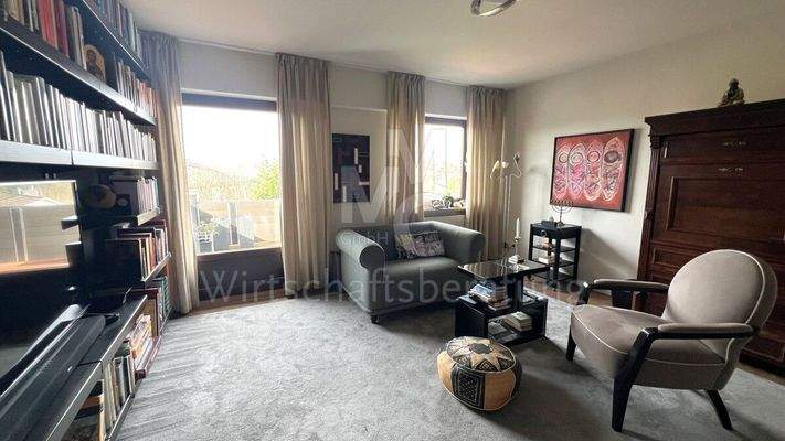 Bibliothek und Fernsehzimmer