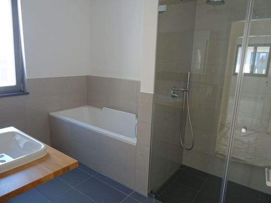 Bad mit Dusche und Wanne
