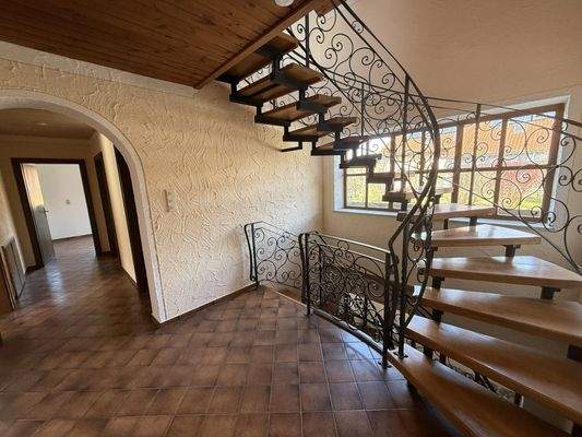 Treppenhaus im EG mit Eingangsbereich