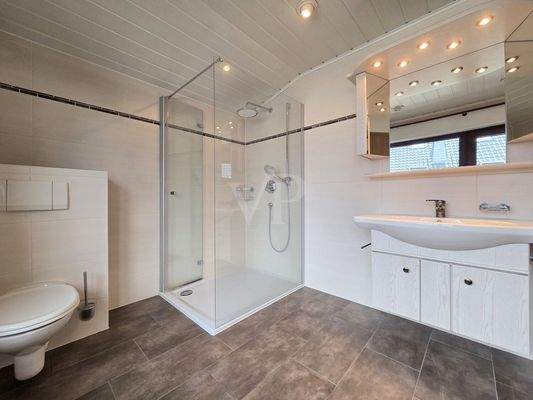 Modernes Tageslichtbad mit bodengleicher Dusche