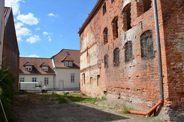 Seitliche Ansicht Speicher mit Baulücke