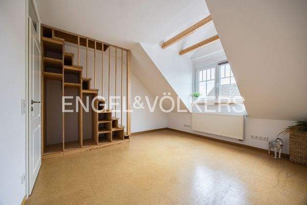 Kinderzimmer 1 mit 16 m² im Dachgeschoss mit Trepp