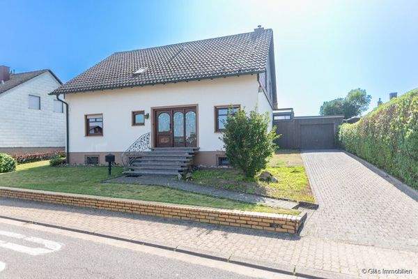 Freistendes Einfamilienhaus mit Garage