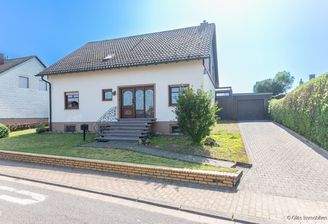 Freistendes Einfamilienhaus mit Garage