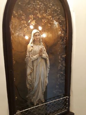 Historische Madonna im Stiegenhaus