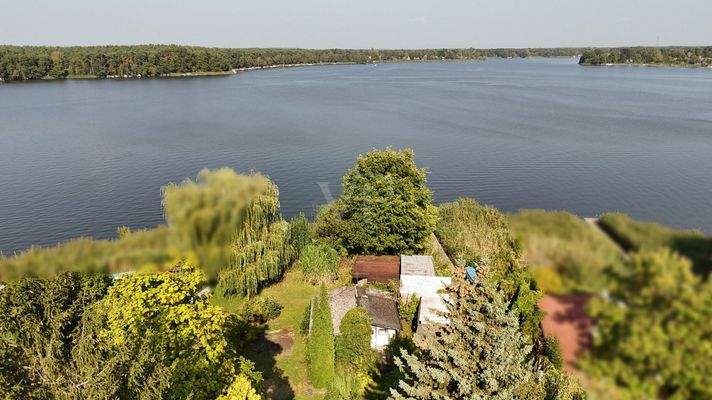 Vogelperspektive - Blick aus der Luft auf das Grundstück und den Schweriner See