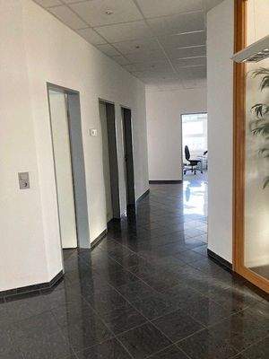 Blick ins Büro von Eingangstür