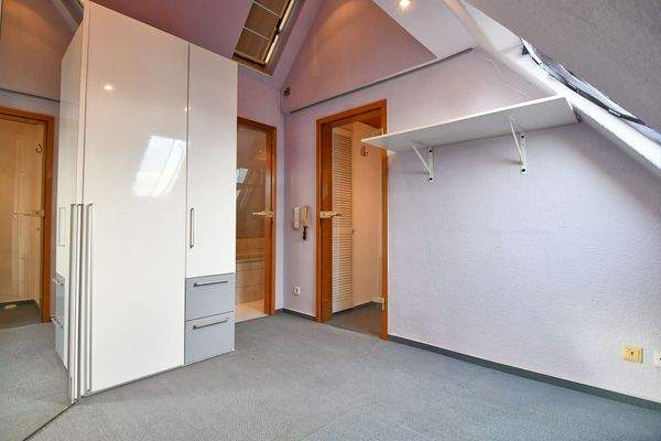 Schlafzimmer mit Kleiderschrank