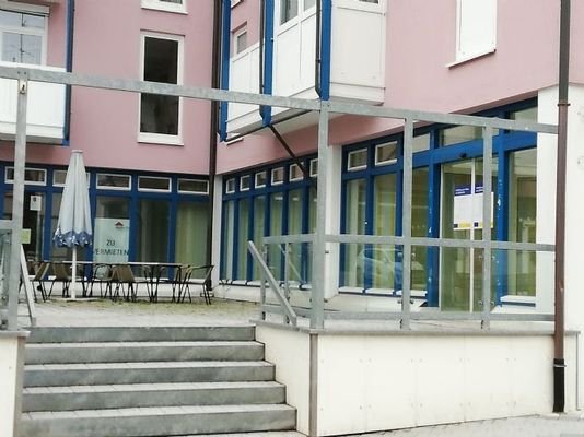 Frontansicht mit Treppenaufgang und Terrasse 