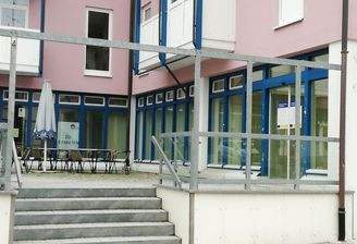 Frontansicht mit Treppenaufgang und Terrasse 