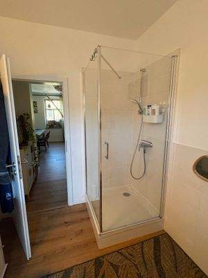 Bad mit Dusche unten