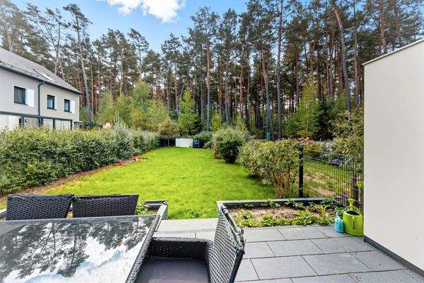 Terrasse und Garten am Wald