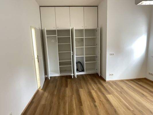 Büroraum mit Einbauschrank