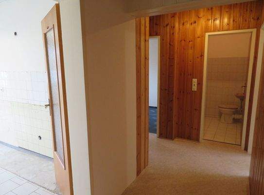 16-Flur+Blick Küche+WC.JPG