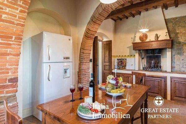 Schöne helle Villa in herrlicher Lage mit Türmchen, Pool, Weinberg und Olivenhain