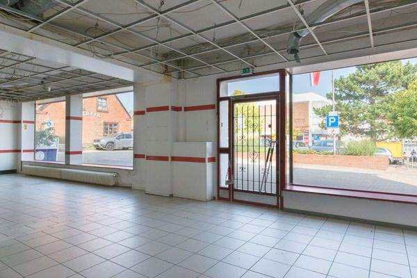 Eingang mit Fensterfront