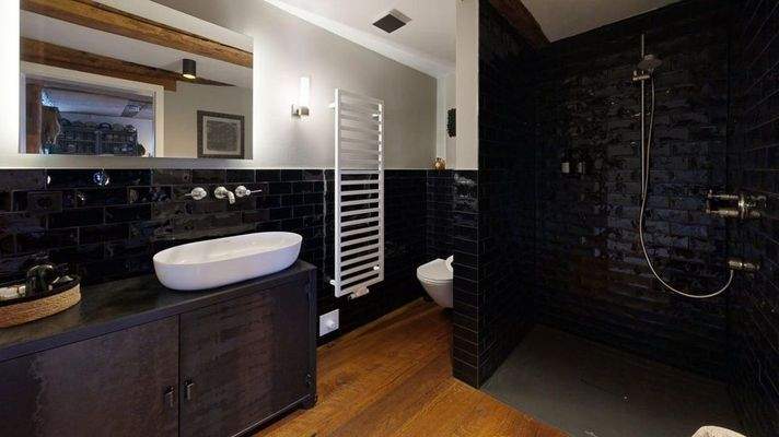 Badezimmer mit ebenerdiger Dusche