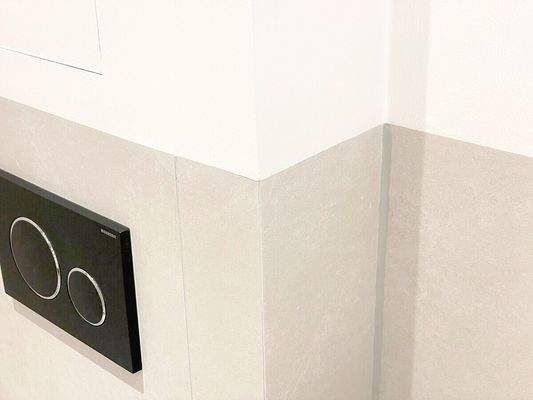 Sehr schöne helle Feinsteinzeugfliesen im Badezimmer