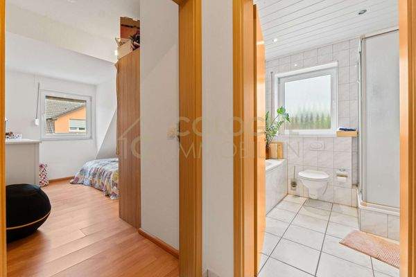 Flurstück zu Schlaf- und Badezimmer