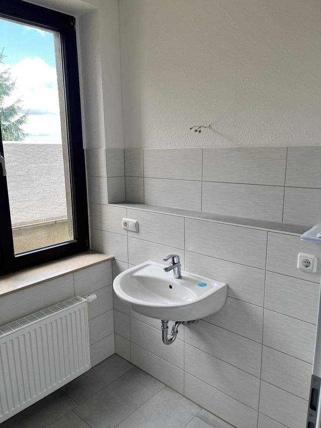Helle 2-Raum Wohnung im Erdgeschoss mit frisch saniertem Bad und optionaler Küche zu mieten - Photo 3