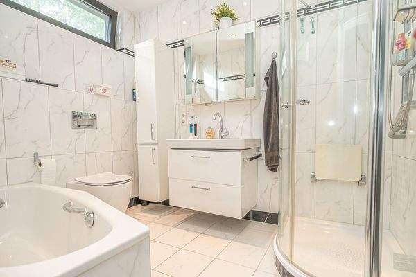 Schlichte Eleganz im Familienbad