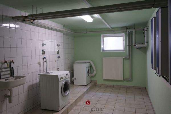 der Waschraum (für die Wohneinheiten im DG)