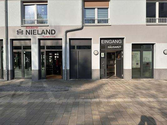 Arzt, Bäckerei und Fußpfleger im Haus