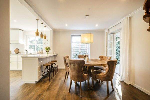 Essbereich mit Ausgang zur Terrasse