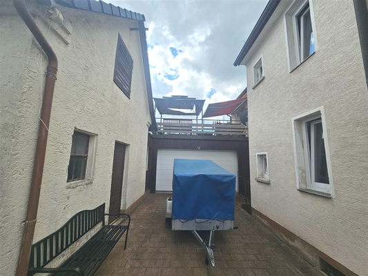 große Garage und Terrasse