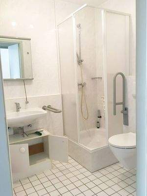 Badezimmer mit Dusche