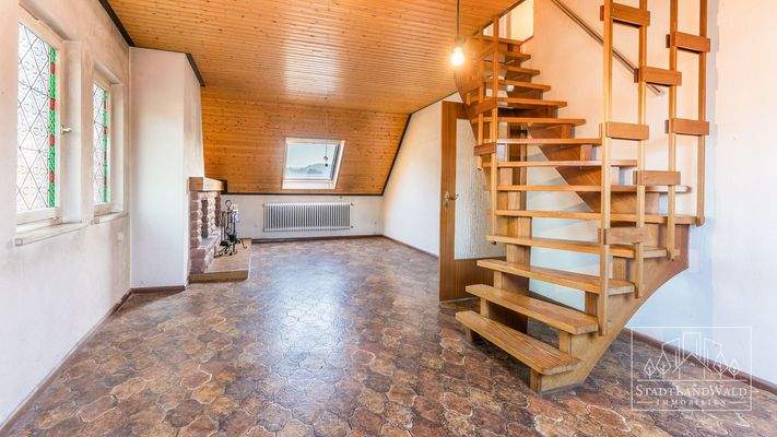 DG Wohnzimmer mit Zugang zu Speicher