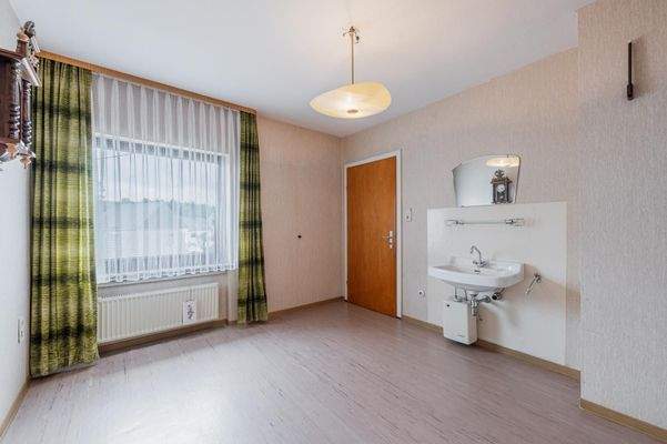 Rechts: Gäste-/Schlafzimmer