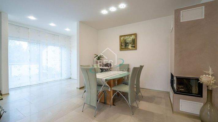 Wohn-/Esszimmer Wohnung rechts