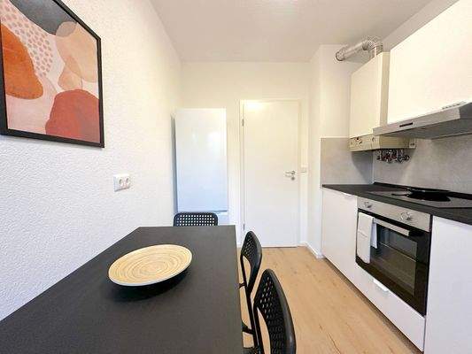 Moderne Küche mit Esstisch