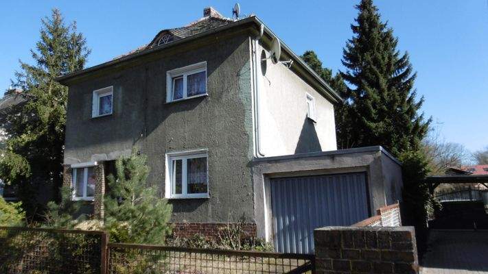 Vorderfront mit Garage