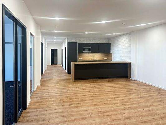 Blick Empfang Pantry Büros.jpg