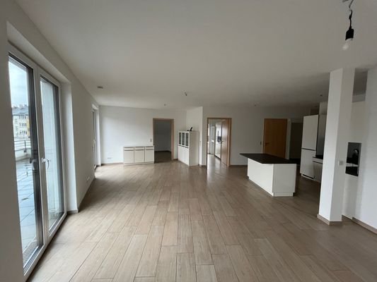 Wohnzimmer mit Sicht auf die Küche