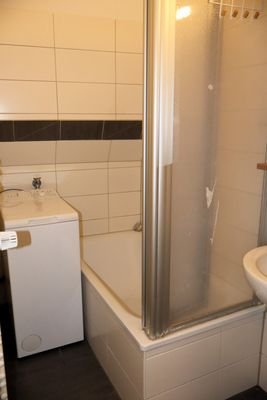 Badezimmer mit Wanne und Duschmöglichkeit