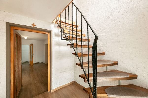 Eingangsbereich ins EG und Treppe ins OG
