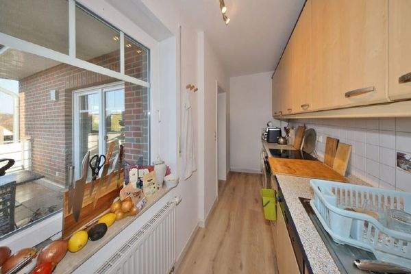 Küche mit Blick auf den Balkon