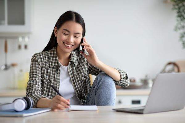 Frau am Esszimmertisch.jpeg
