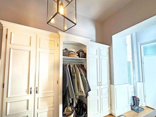 Eingangsbereich mit Einbauten nach Maß für Garderobe, Schuhe und mehr