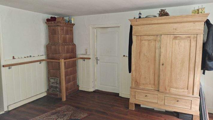 WH Schlafzimmer mit Kachelofen 134242.jpg