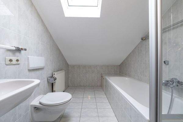 Praktisches Bad mit Wanne & Dusche