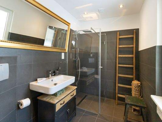 12. Modernes Bad mit ebenerdiger Dusche.jpg