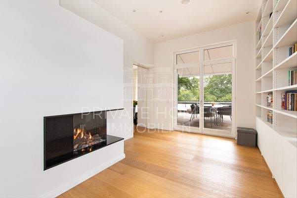 Kaminzimmer mit Blick in den Park